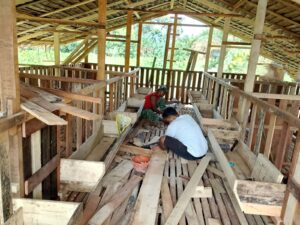 Satgas TMMD Ke-123 Bangun Tempat Pakan Kambing di Desa Teluk Kuali