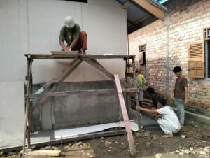 Pemuda Desa Antusias Bantu Rehabilitasi Rumah di Program TMMD Ke-123