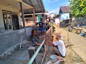 Satgas TMMD Ke-123 Percantik Hunian Warga dengan Pembuatan Pagar di Desa Malako Intan