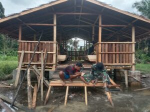 Satgas TMMD Ke-123 Kodim 0416/Bute Bangun Tangga Kandang Kambing di Desa Teluk Kuali