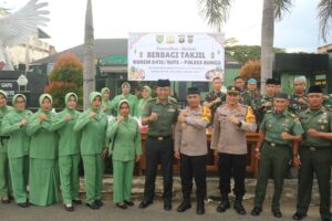 Kodim 0416/Bute Bersama Polres Bungo Bagikan Takjil Gratis, Pererat Sinergitas dan Kebersamaan di Bulan Ramadhan