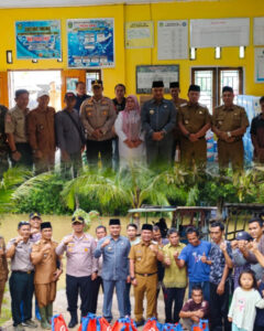 Bupati Tebo Agus Rubiyanto didampingi Wakil Bupati Tebo Nazar Efendi Serahkan Bantuan Korban Banjir di Dua Lokasi