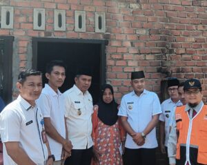 Bupati Tebo Agus Rubiyanto, SE. MM di Dampingi Wakil Bupati Tebo Nazar Efendi Berikan Bantuan kepada Korban Kebakaran di Desa Jatibalarik