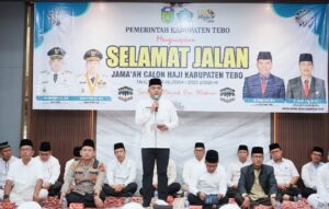 Emosional dan Khidmat, Bupati Tebo Lepas Kloter 16 ke Tanah Suci