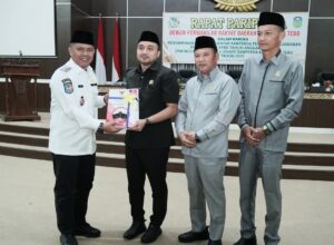 Pemerintah Kabupaten Tebo Serahkan Raperda Pertanggungjawaban APBD 2024 ke DPRD