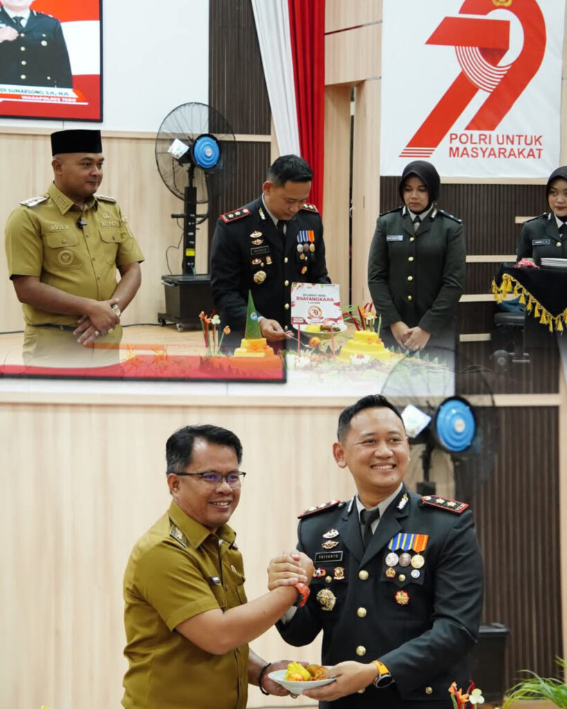 Sinergi Pemerintah dan Polri: Bupati Tebo dan Wakil Bupati Tebo Hadiri Apel Hari Bhayangkara ke-79