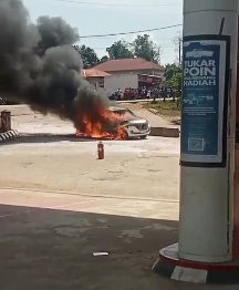 Breaking News! Sebuah Mobil Minibus Warna Putih Terbakar di SPBU Tebing Tinggi