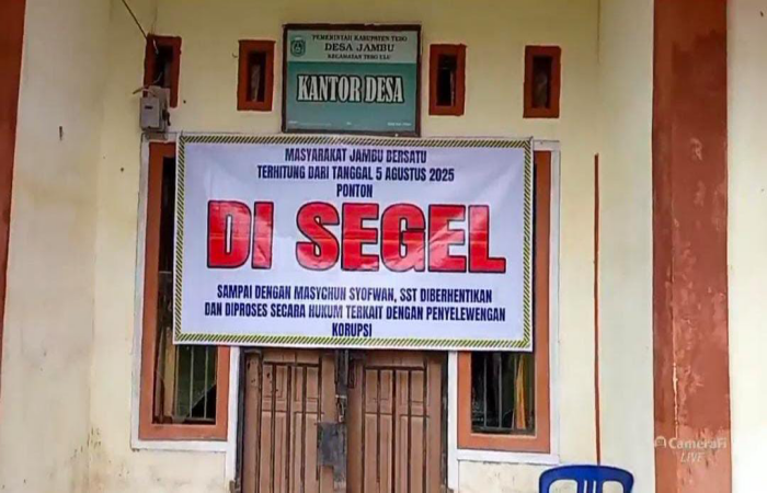 Warga Desa Jambu Segel Kantor Desa dan Ponton, Tuntut Kades Dicopot