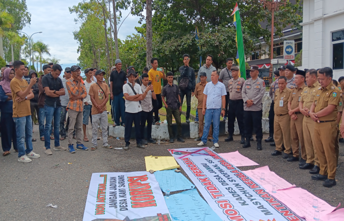 Warga Desa Jambu Demo di Kantor Bupati Tebo Desak Kades Dicopot, Wakil Bupati Tebo Turun Tangan