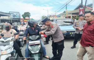 Polres Kerinci Bagikan 300 Bendera Merah Putih ke Pengendara, Dukung Gerakan Nasional Jelang HUT RI ke-80