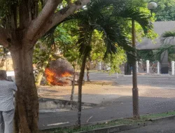 Situasi Panas di DPRD Jambi: Pagar Jebol, Fasilitas Rusak, Mobil Dinas Hangus