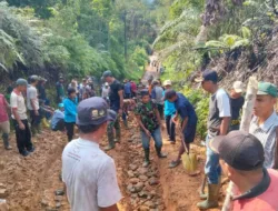 “Semangat Gotong Royong: Muara Pangi Benahi Jalan Utama Desa