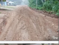 Proyek Jalan Lorong Cekdam Berubah Jadi Kubangan Lumpur Usai Hujan, Warga Geram: Diduga Dikerjakan Asal-Asalan