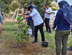 Gerakan Tanam Serentak Jambi, Wabup Tebo Turun Langsung Menanam Pohon