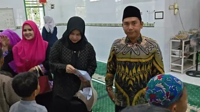Adi SK Bersama Yayasan Takziah Tebo Santuni Ratusan Anak Yatim Piatu