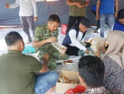 Tak Sekadar Meninjau, Dandim 0416/Bute dan Ketua DPRD Ikut Bungkus Nasi untuk Korban Banjir