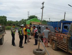 Antisipasi Penyalahgunaan BBM Bersubsidi, Polres Merangin dan Polsek Pamenang Tertibkan Antrean di SPBU Simpang Limbur