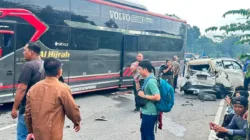 Bus Al Hijrah Tabrak Dua Mobil Parkir di Depan Kantor Bupati Tebo, Diduga Akibat Ban Pecah