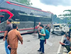 Bus Al Hijrah Tabrak Dua Mobil Parkir di Depan Kantor Bupati Tebo, Diduga Akibat Ban Pecah