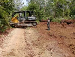 Pembukaan Jalan TMMD Terus Dikebut, Serka Tohirin Kawal Pergerakan Alat Berat