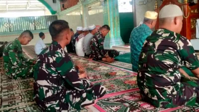 Satgas TMMD Ke-129 Shalat Berjamaah Bersama Warga, Perkuat Kemanunggalan TNI-Rakyat