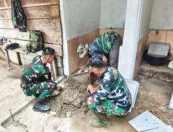 Demi Kenyamanan Jamaah, Satgas TMMD Kebut Pemasangan Keramik di Langgar Nurul Fajri
