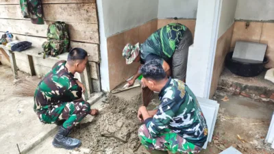 Demi Kenyamanan Jamaah, Satgas TMMD Kebut Pemasangan Keramik di Langgar Nurul Fajri