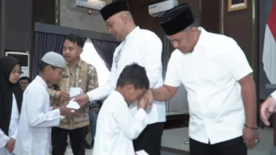 Bupati dan Wakil Bupati Tebo Serahkan Santunan serta Bantuan Sembako kepada Masyarakat