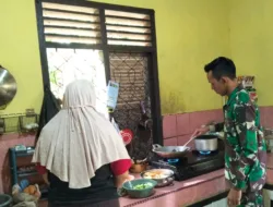 Kisah Hangat TMMD: Prajurit TNI Ikut Memasak Sebelum Bertugas Bangun Desa