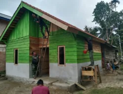 Menjelang Rampung, Satgas TMMD Poles Rumah Maskur dengan Cat Baru