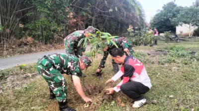 Datuk Rio Tanjung Agung Dukung Penghijauan, 100 Bibit Pohon Ditanam Bersama Satgas TMMD