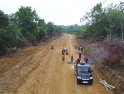 Dulu Dipikul, Kini Diangkut Mobil, Warga Sambut Jalan TMMD Ke-129