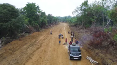 Dulu Dipikul, Kini Diangkut Mobil, Warga Sambut Jalan TMMD Ke-129