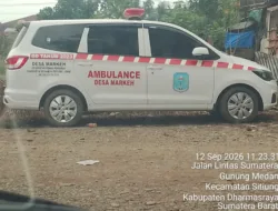 Mobil Dinas Ambulans Desa Markeh “Nongol” di Wisuda UNDARI, Kades: “Pening Palak Aku”