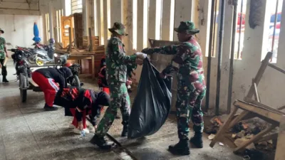 Peringati HUT ke-81 TNI, Personel Kodim 0416/Bute Turun Bersihkan Pasar Bungur