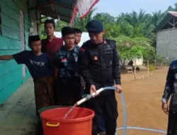 Batalyon B Pelopor Satbrimob Polda Jambi Salurkan Air Bersih ke Ponpes Darul Mu’arif Merangin