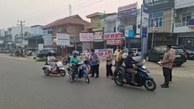 BRI Branch Office Rimbo Bujang Sigap Bagikan Masker untuk Warga di Tengah Kepungan Kabut Asap